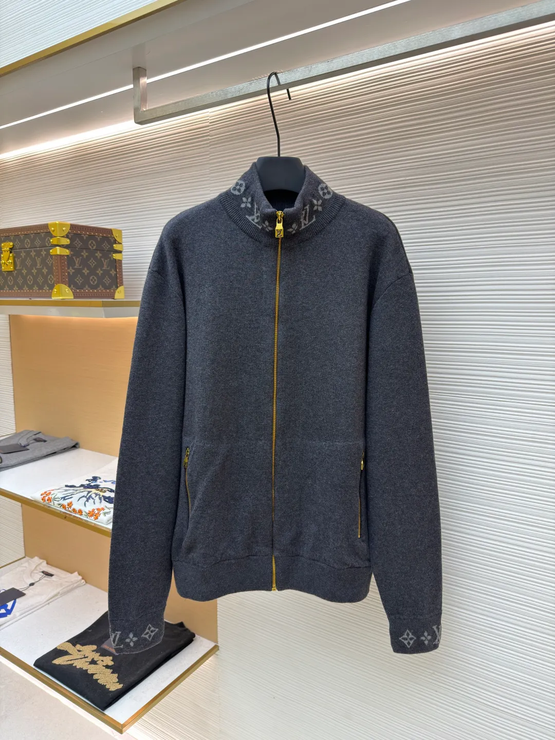 LOUIS VUITTON Wool knitted printed stand collar long sleeves ●Original version: purchased and developed by 16288 ●Item number: 1681616-C05 ●Fabric: wool blended fabric ●Technology: knitted ●Color: gray ●Version: fitted version ●Weight: about 665 grams ●Size: S-M-L-XL ●Description: Made of selected wool blended fabric, it feels soft and delicate and has good warmth retention. After special washing process, it presents a unique aged texture and soft color. The three-dimensional tailoring fits the body shape, and the stand-up collar design with smooth zipper closure makes it neat and stylish to wear. The collar and cuffs are decorated with the brand's iconic Monogram jacquard pattern, with exquisite details that highlight the brand's identity. The body of the garment adopts flat-turn open-stitching technology, the stitches are even and flat, and the lines are clear and smooth. The pockets on both sides are designed to be practical and beautiful, and the edges are reinforced to ensure durability. The ribbed design on the hem and cuffs is both windproof and warm and can modify your figure. The entire jacket embodies Louis Vuitton's ultimate pursuit of quality and craftsmanship from fabric selection, tailoring to detail processing. It not only retains the elegant style of classic items, but also incorporates modern design language, making it suitable for various occasions and showing a low-key and luxurious fashion attitude. The overall wiring is straight and delicate, the fabric is comfortable and soft, and the color is consistent without color difference. It can be matched with the same style to create a fashionable look and control various occasions. Customized accessories, complete with three standards, same style for men and women!